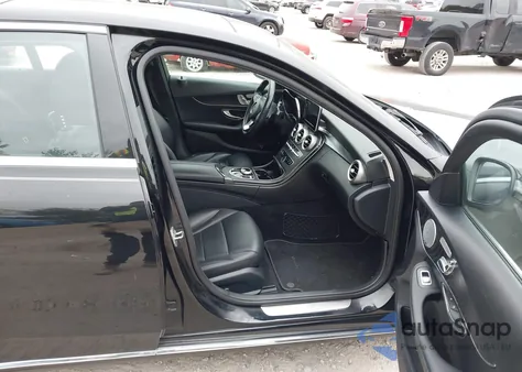 2017 Mercedes-Benz C 300 4Matic из США, поврежденный, VIN 55SWF4KBXHU186883